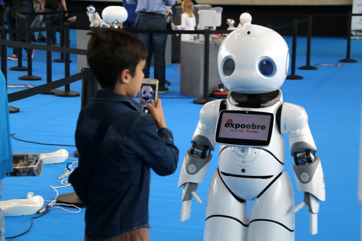 Un infant fa fotos i conversa amb un robot humanoide a ExpoEbre  