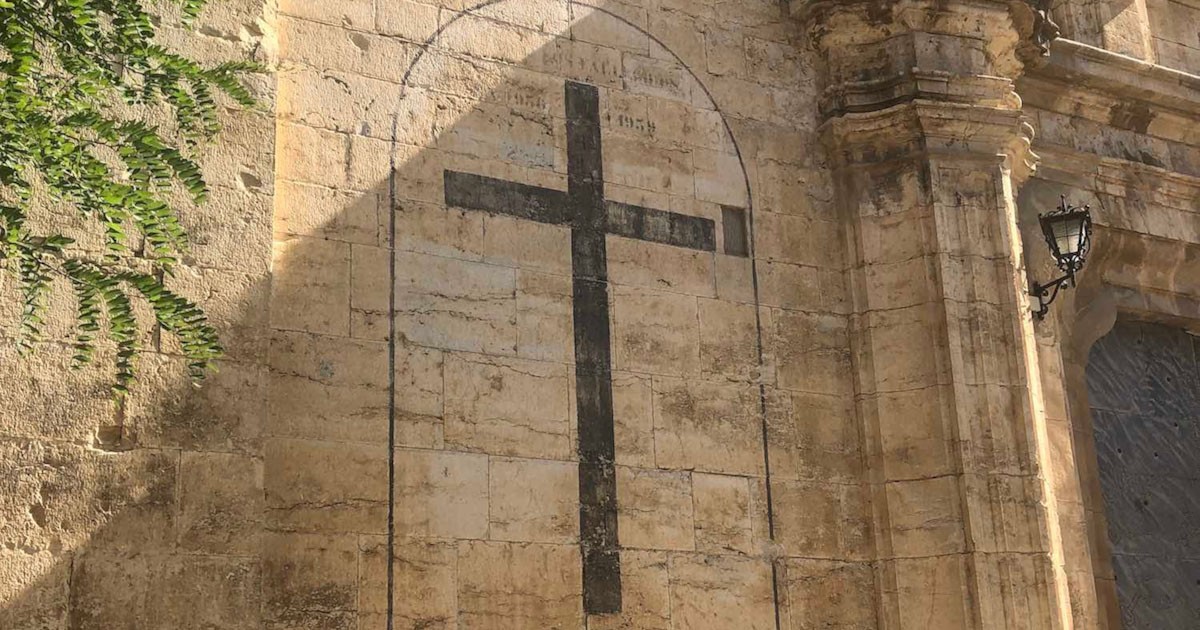 Creu als vencedors de la guerra civil espanyol a la façana de l'església de Cinctorres  