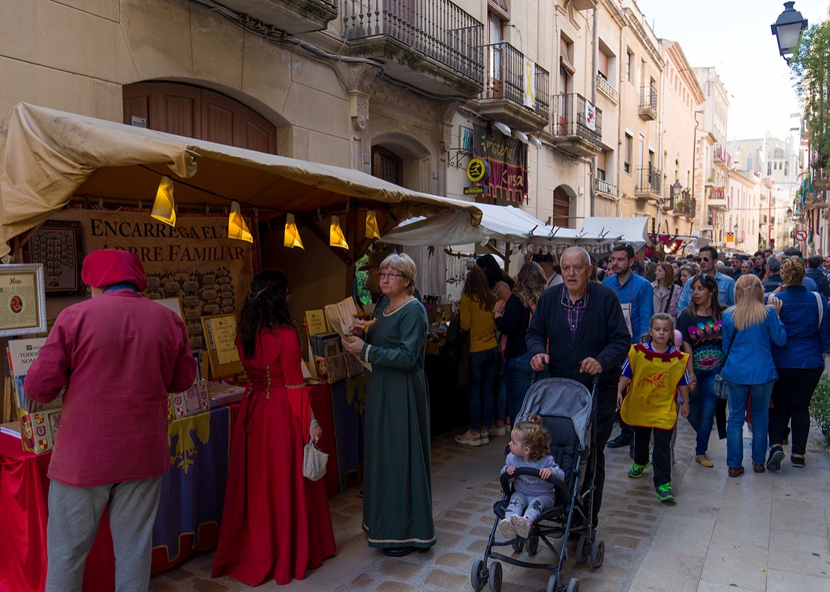 Visitants al mercat de la 35a Setmana Medieval de Montblanc.