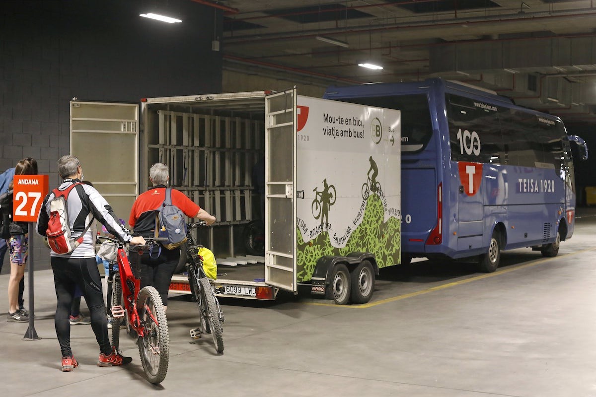 El remolc del Bici-Bus TEISA permet viatjar de Girona a Olot amb la bicicleta sense sobrecost.