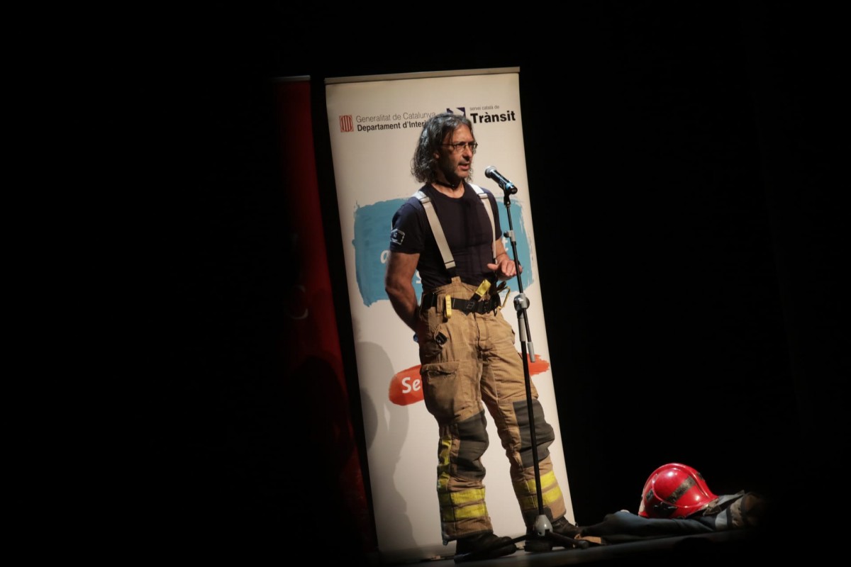Un bomber relatant les seves experiències de rescat al Teatre-Auditori