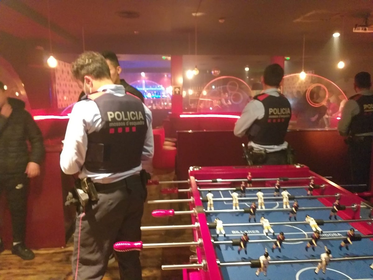 Control policial en un bar de Sant Celoni