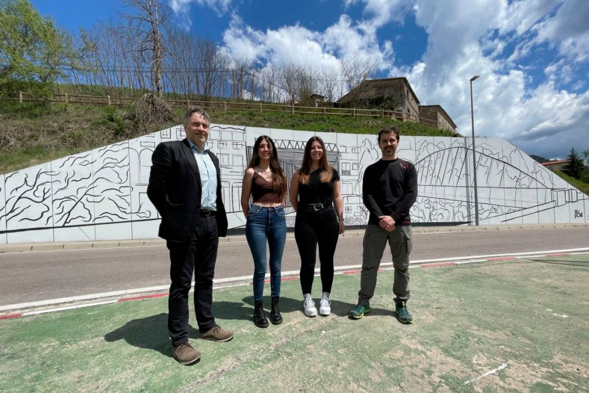 Les autores del mural, amb Jordi Munell i Joaquim Colomer.