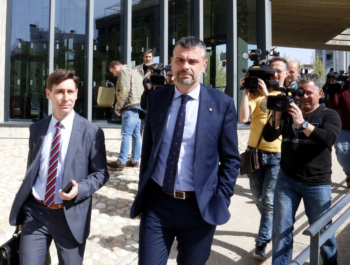 L'exconseller Santi Vila sortint dels jutjats d'Osca amb el seu advocat, després de declarar en fase d'instrucció, el 2018