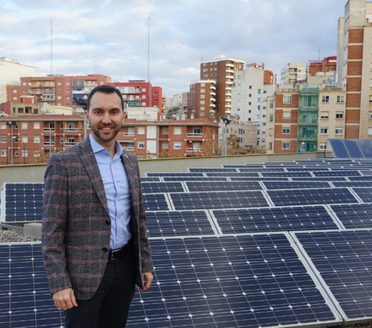 El regidor Daniel Rubio, en una coberta d'un equipament amb plaques solars