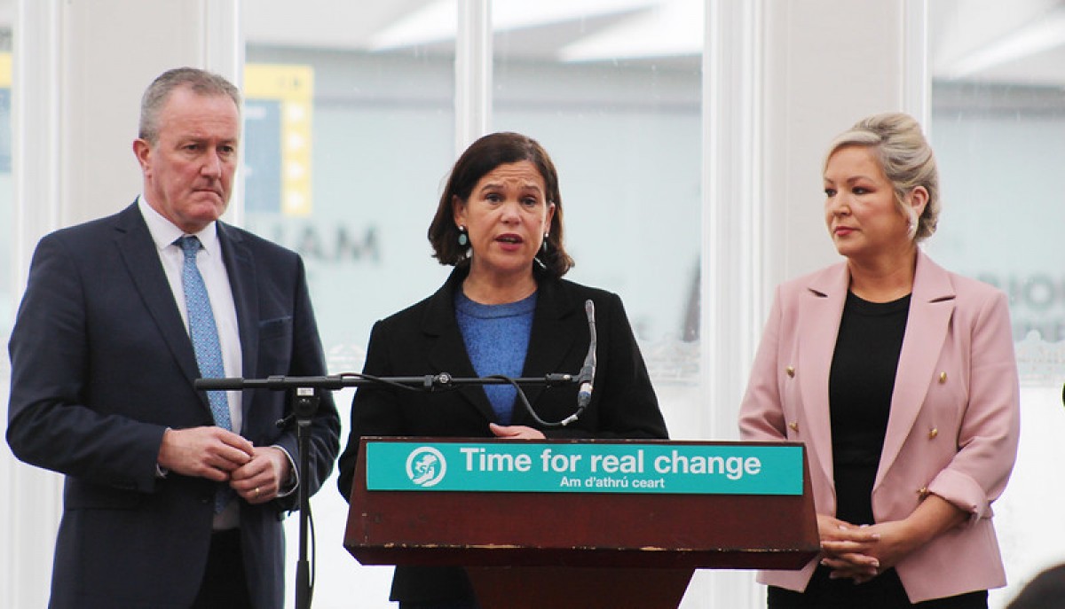 Conor Murphy, MaryLou McDonald i Michelle O'Neill, del Sinn Fein, en una compareixença.