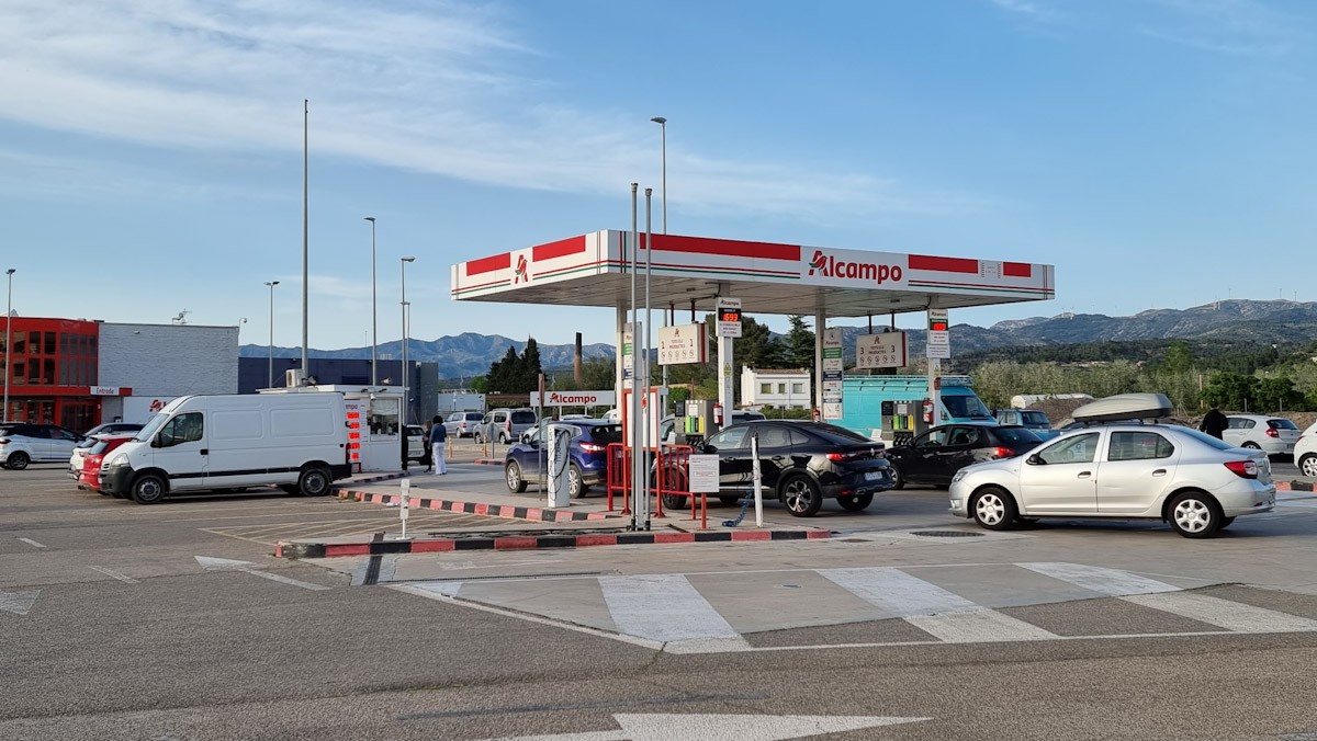 La benzinera d'Alcampo de l'eix de l'Ebre, a Tortosa 