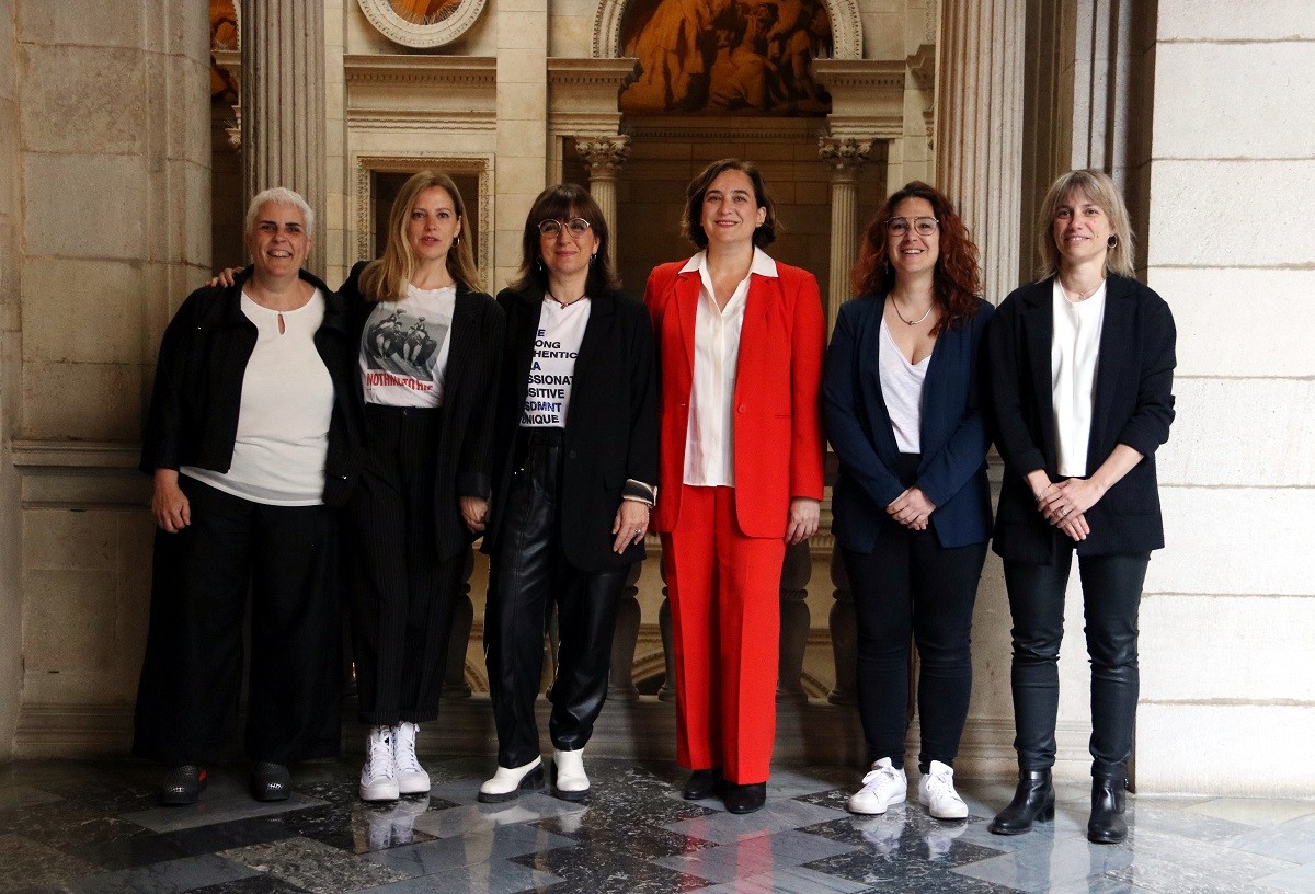 Judith Colell, amb Ada Colau, l'actriu Maria Molins i representants del Consistori, la Diputació de Barcelona i Igualtat i Feminismes 