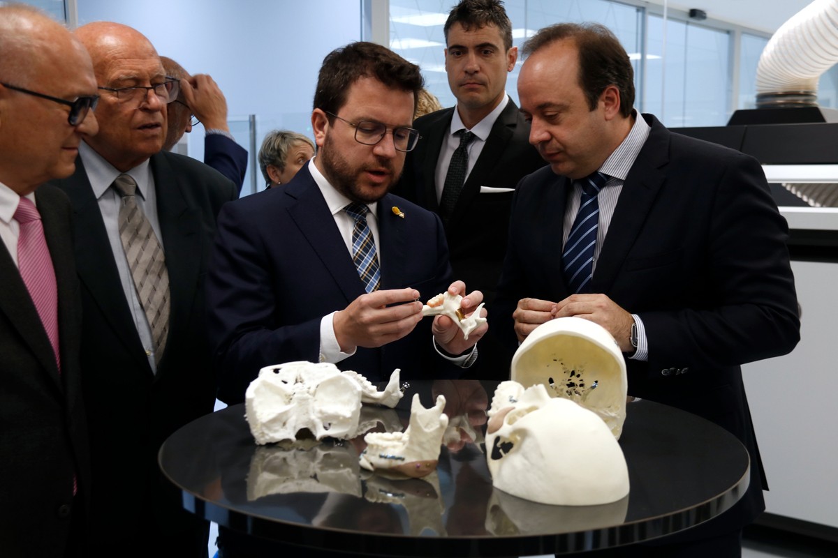 El president de la Generalitat, Pere Aragonès, amb el director general d'Avinent, Albert Giralt, durant la visita