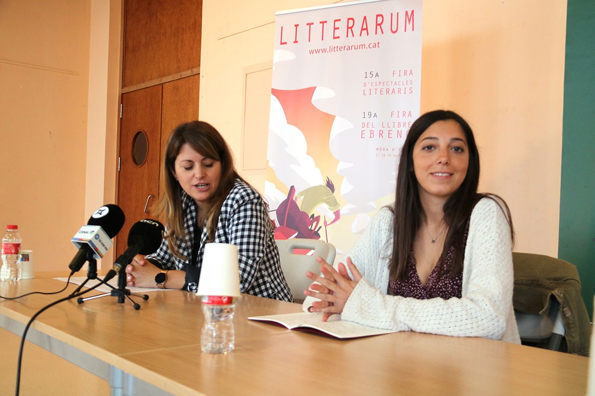 La regidora de Cultura de Móra d'Ebre, Montse Pineda, i la directora de Litterarum, Gemma Sastre.