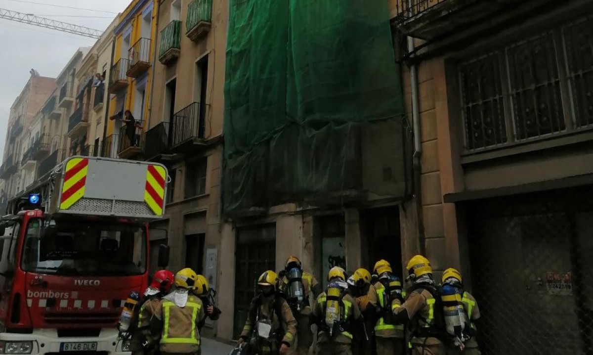 Una imatge dels Bombers a l'exterior de l'edifici