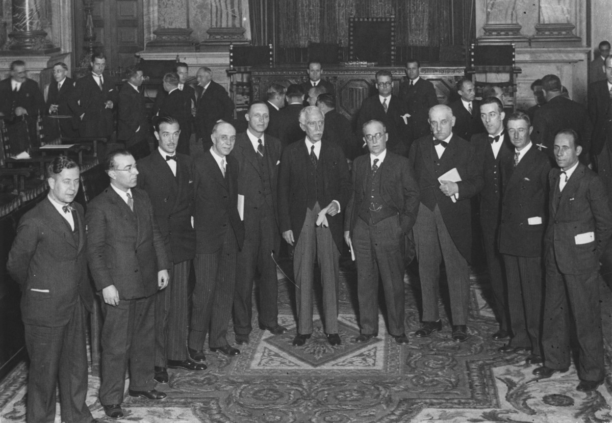 El president Macià amb un grup de diputats del Parlament el 1932; Sauret és a l'extrem dret.