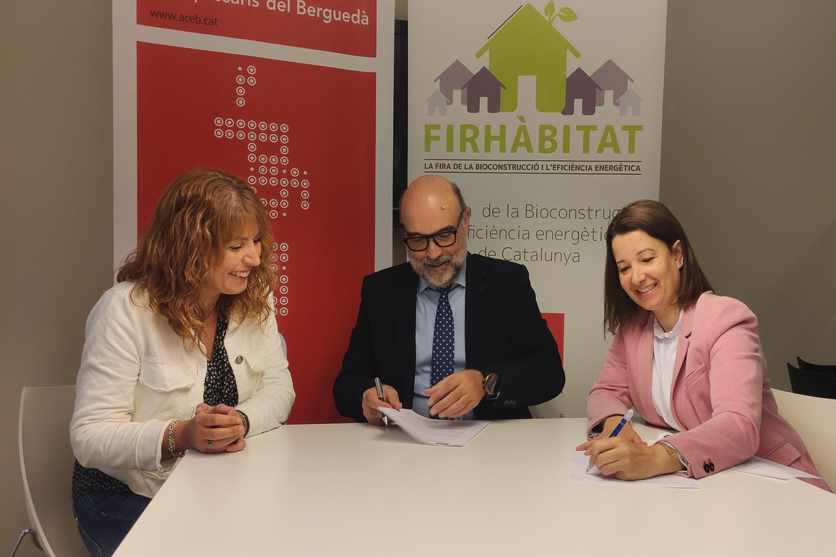 La gerent d'Agbar, Esther Guirado, el president de l'ACEB, Josep Maria Serarols, i la coordinadora de Firhàbitat, Rosa Prat