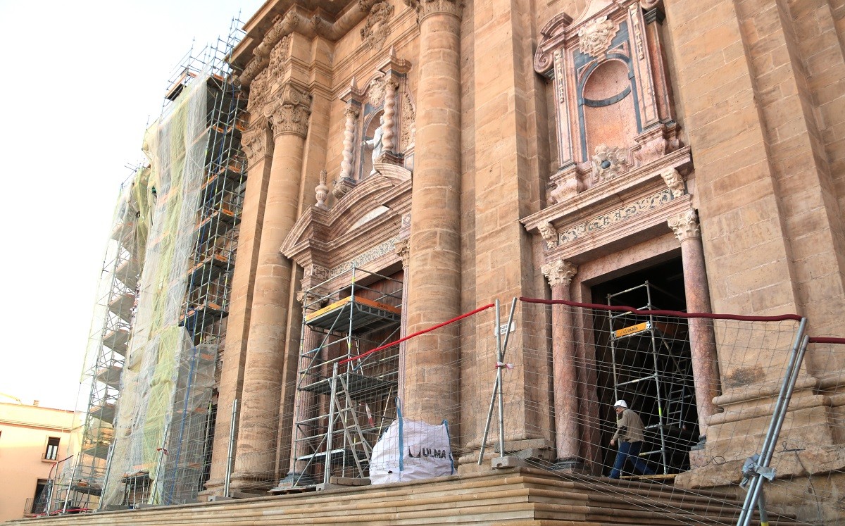 Imatge de les obres de restauració de la façana de la catedral de Tortosa.