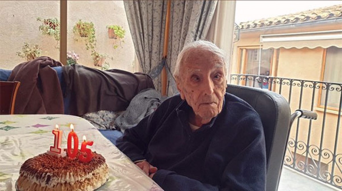 Javier Escarceller, amb el pastís del seu 105è aniversari