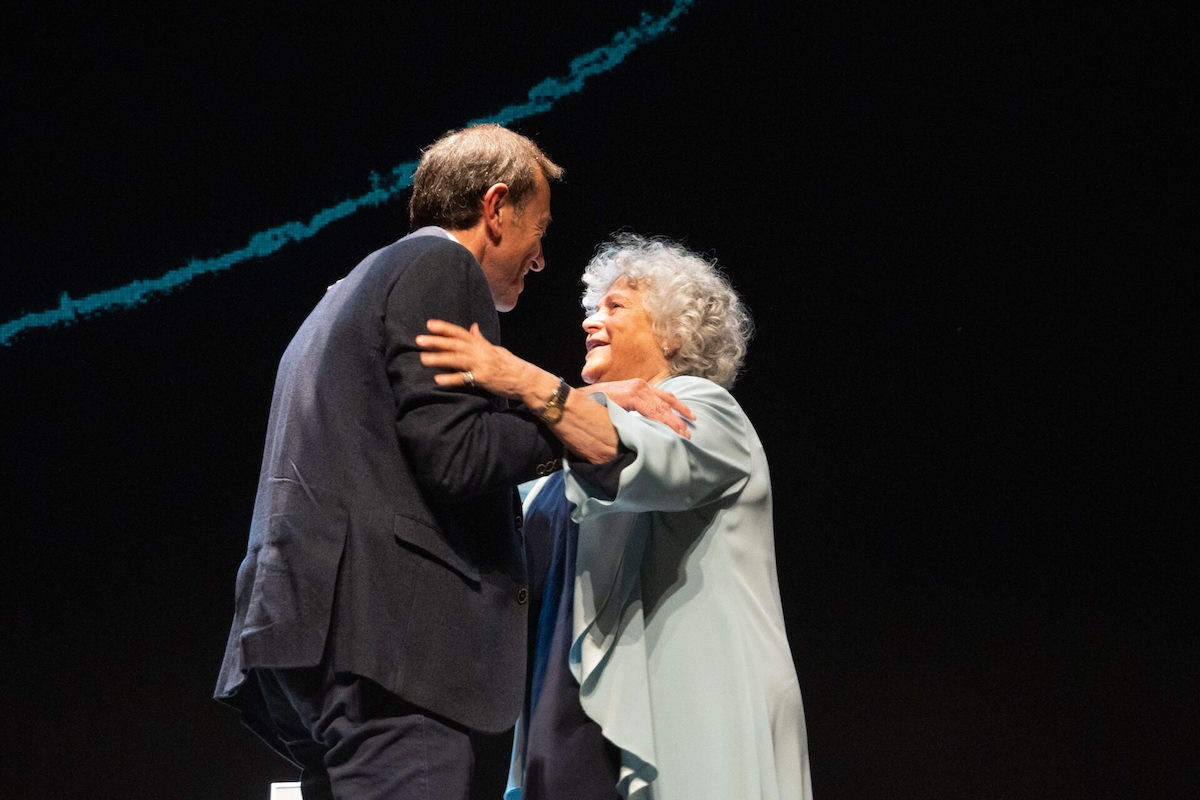 Pep Berga i Marta Puig durant el lliurament de l'Ales a la Cultura al Teatre Principal d'Olot.