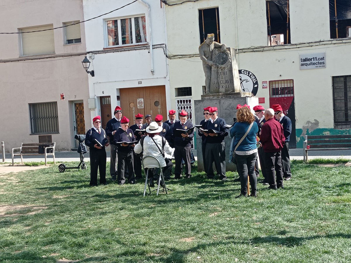 La Unió Rubinenca canta les caramelles davant del monument a Anselm Clavé