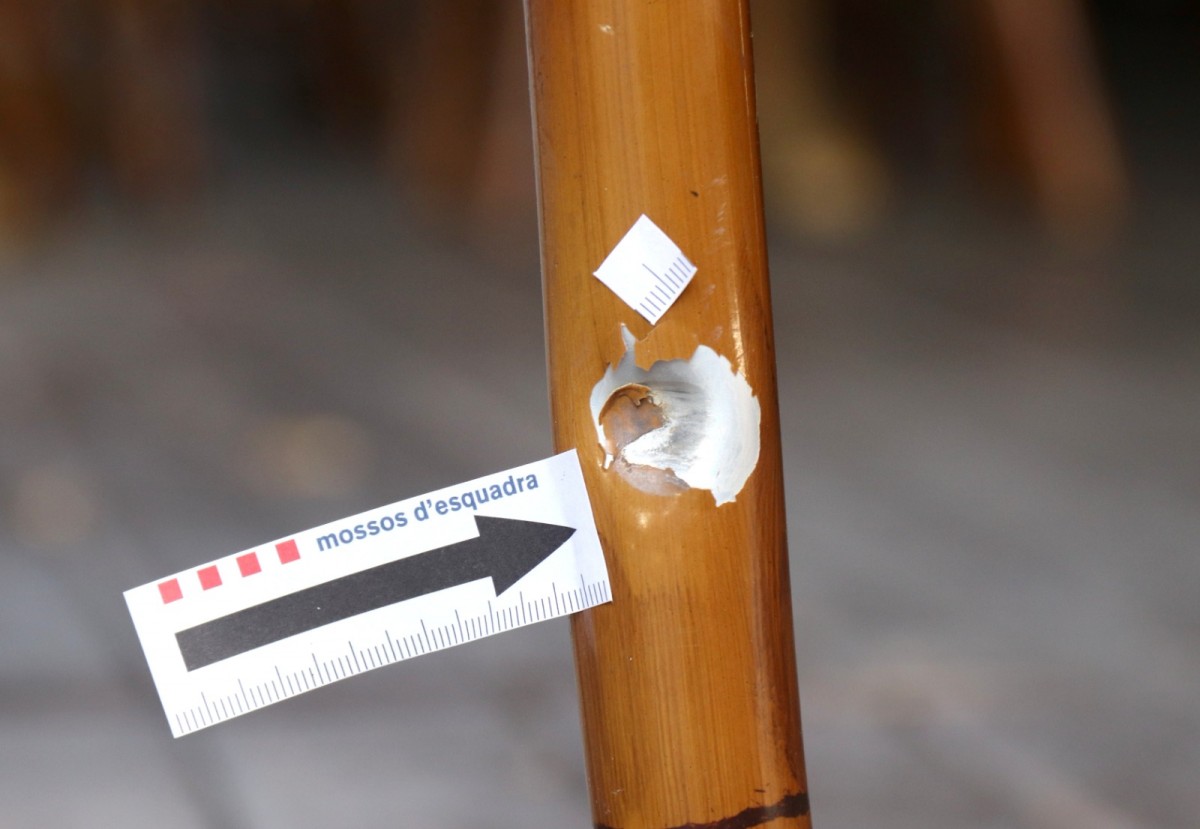 Detall d'un dels trets que va impactar a la pota d'una cadira del restaurant de Salou on hi va haver el tiroteig 