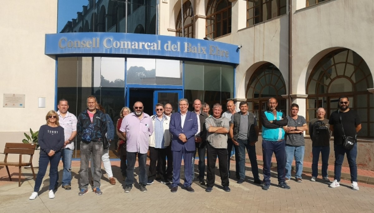 El president del Consell Comarcal del Baix Ebre, Xavier Faura amb els nou 18 treballadors de l'ens