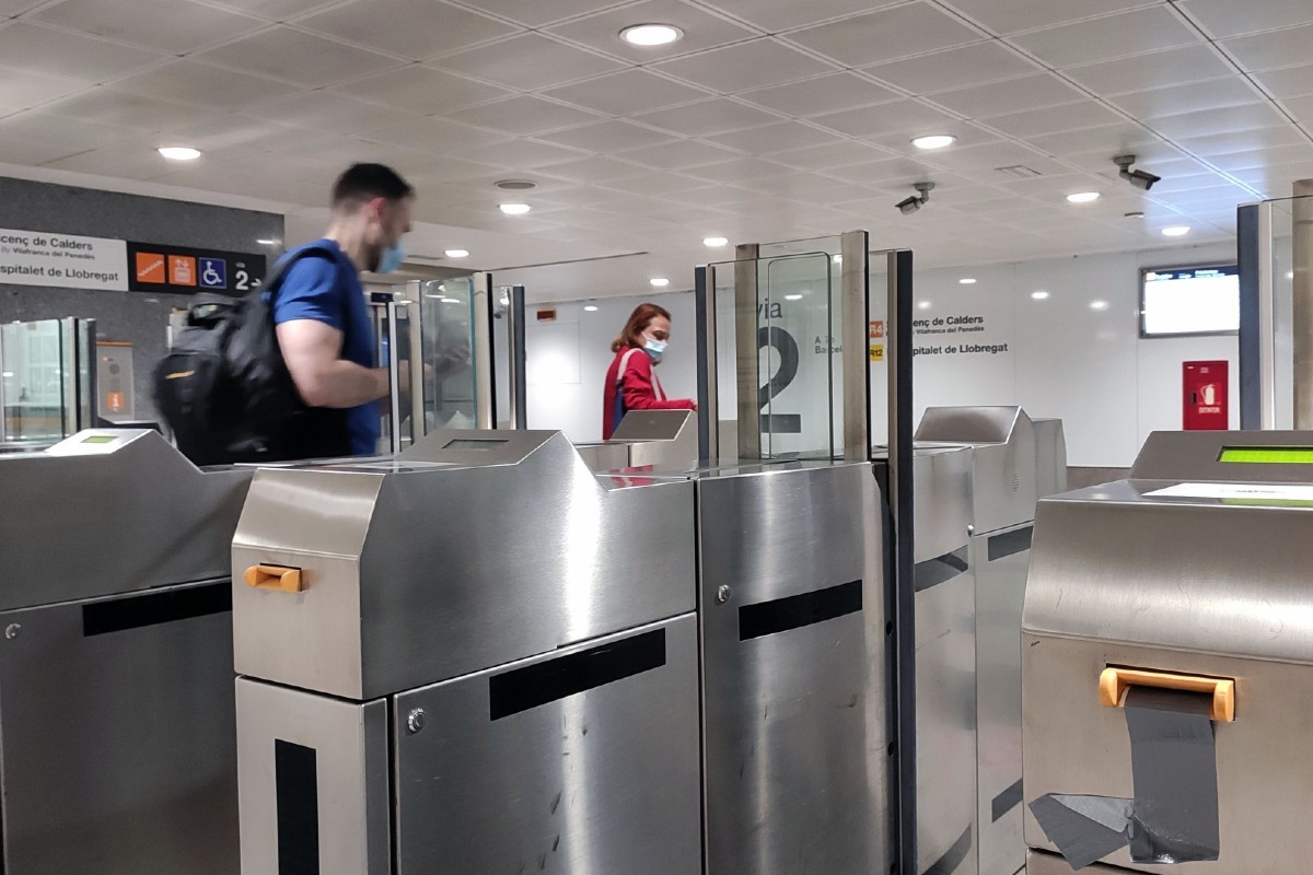 Usuaris accedint a l'estació de Sabadell Centre amb les portes obertes 