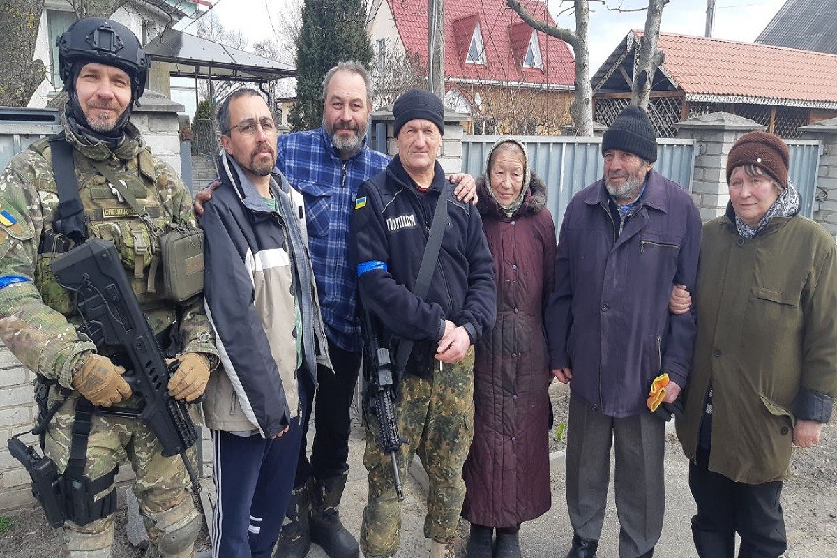 El David, amb soldats ucraïnesos i la família que el va acollir.