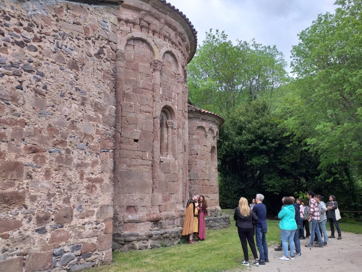 Un instant de la visita teatralitzada al monestir de Sant Joan les Fonts.