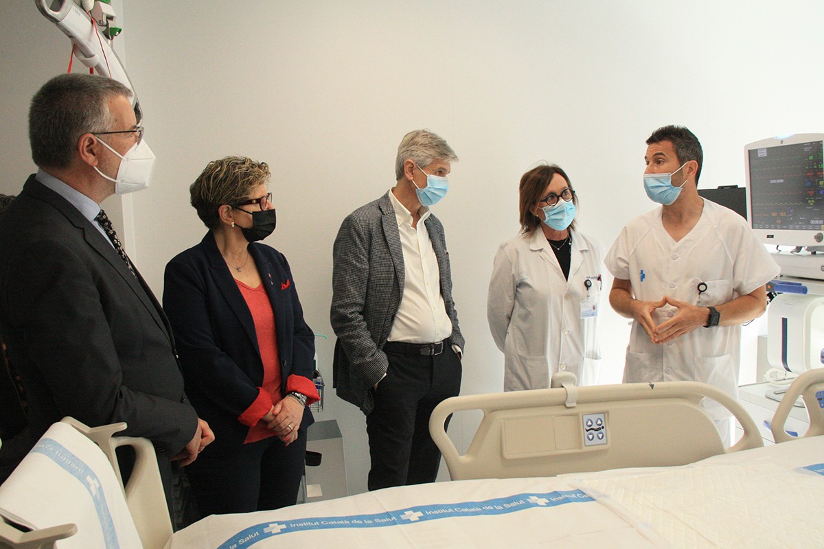 El conseller de Salut, Josep Maria Argimon, amb l'alcalde de Tarragona, Pau Ricomà, visitant les noves UCI de l'Hospital Joan XXIII.