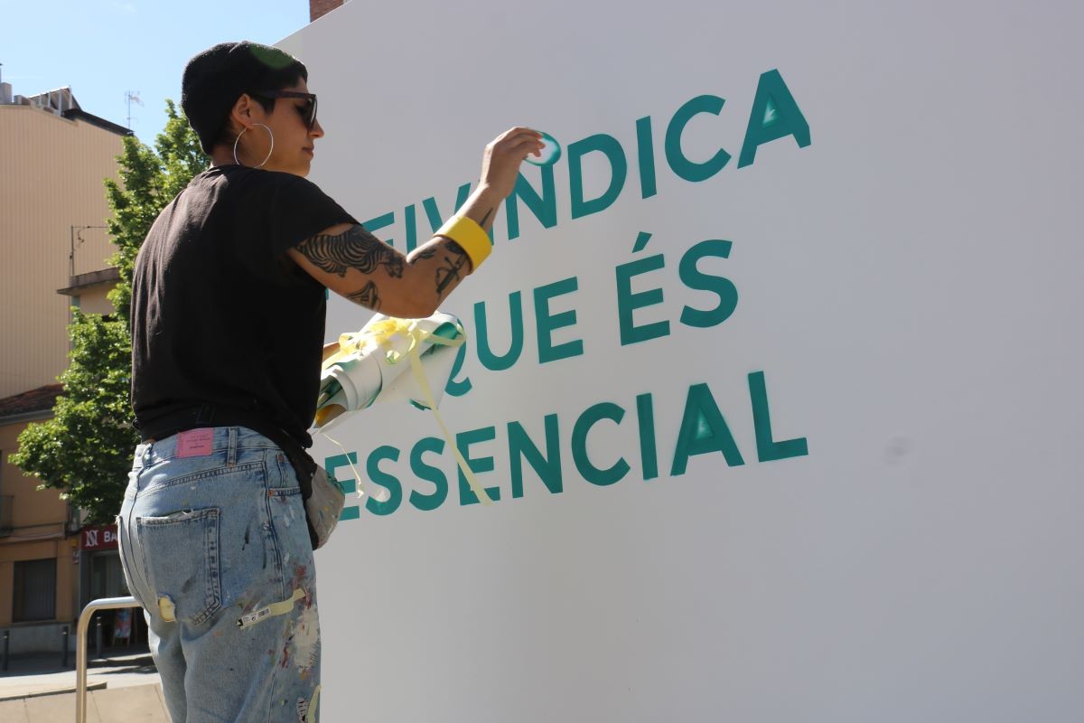 L'artista Núria Toll fent el mural reivindicatiu pel dia Internacional de la Infermeria a Terrassa. 