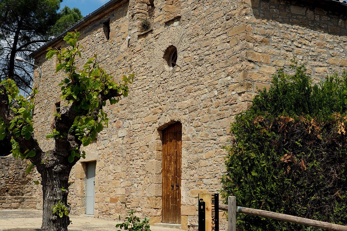 Entrada de l'església de Sant Cristòfol de Castellbell i el Vilar