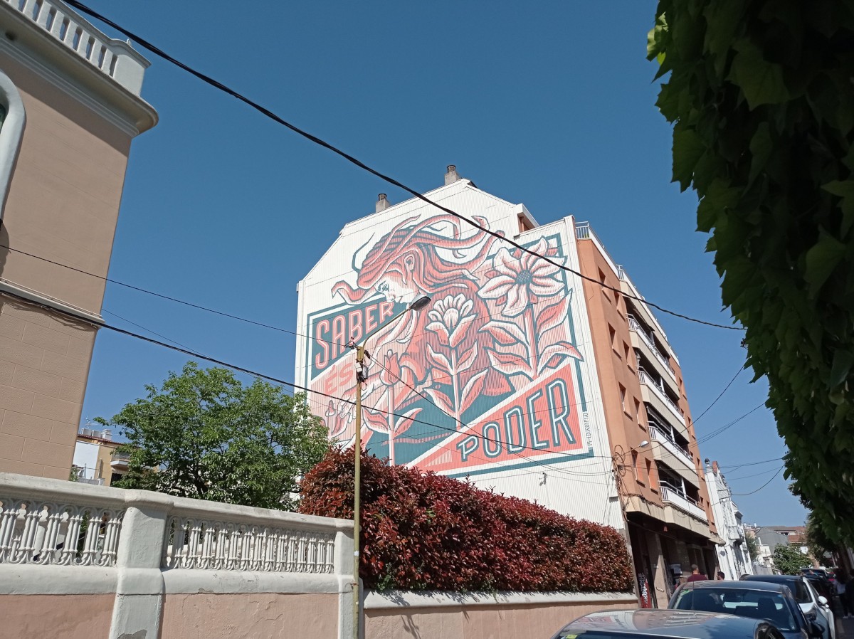 Un mural a l'edifici adjacent a l'Ateneu, part de la iniciativa COLOR