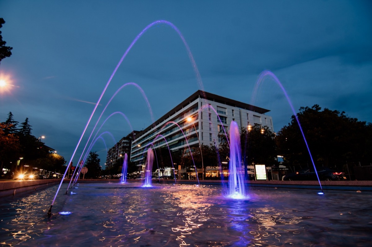 Una imatge de la il·luminació a la font de l'avinguda de Sant Jordi