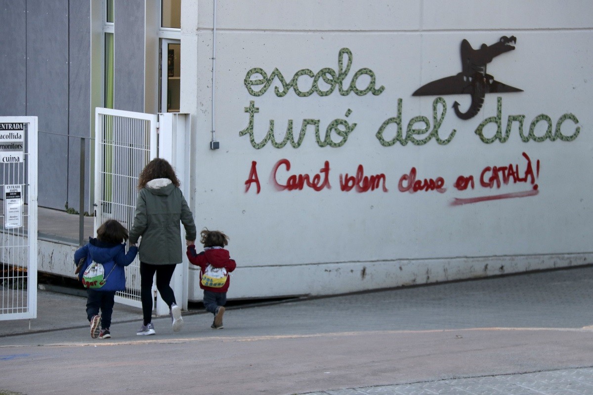 Entrada de l'escola de Canet de Mar on s'aplica un 25% de castellà en una aula