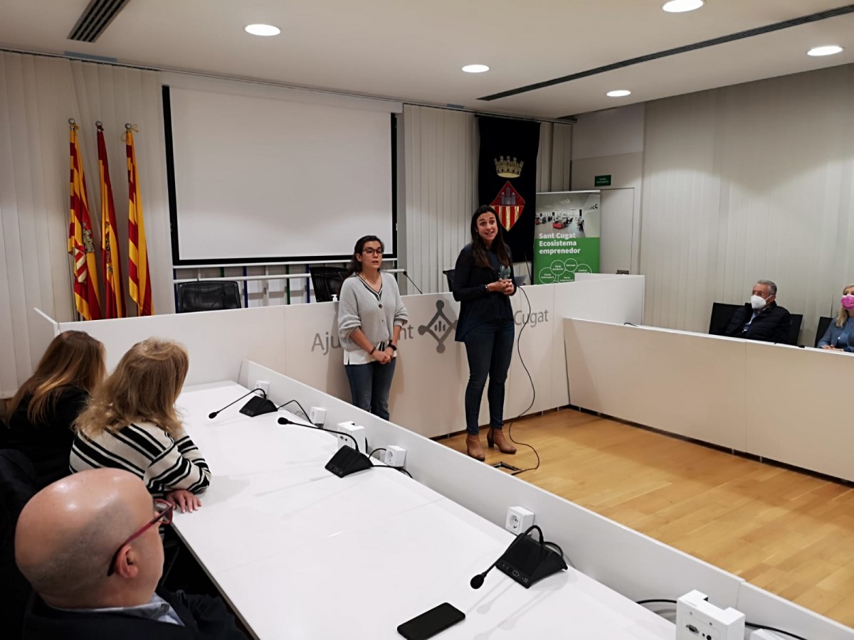 Les dues tinentes d'alcaldia Vila i Madrona presentant el nou portal web