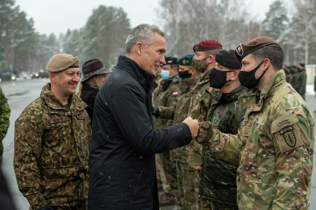 Jens Stoltenberg, secretari general de l'OTAN, visitant tropes al Bàltic en una imatge d'arxiu