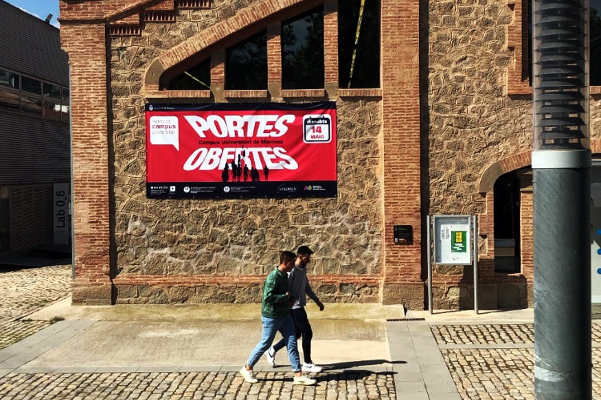 Pancarta de les portes obertes en un edifici del Campus Universitari de Manresa