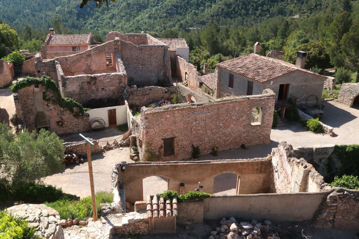 L'Associació Masia de Castelló té unes tretze cases del nucli deshabitat