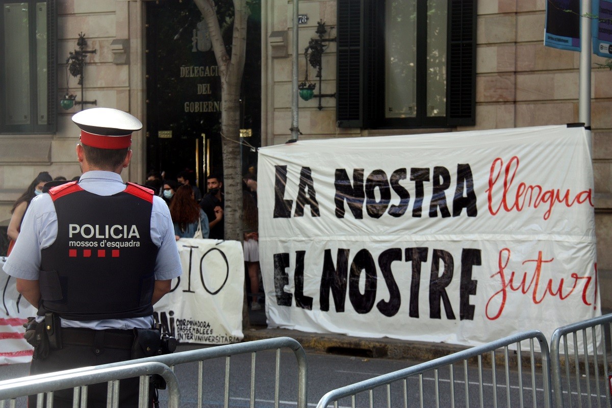 Una pancarta a favor del català davant la delegació del govern espanyol a Catalunya