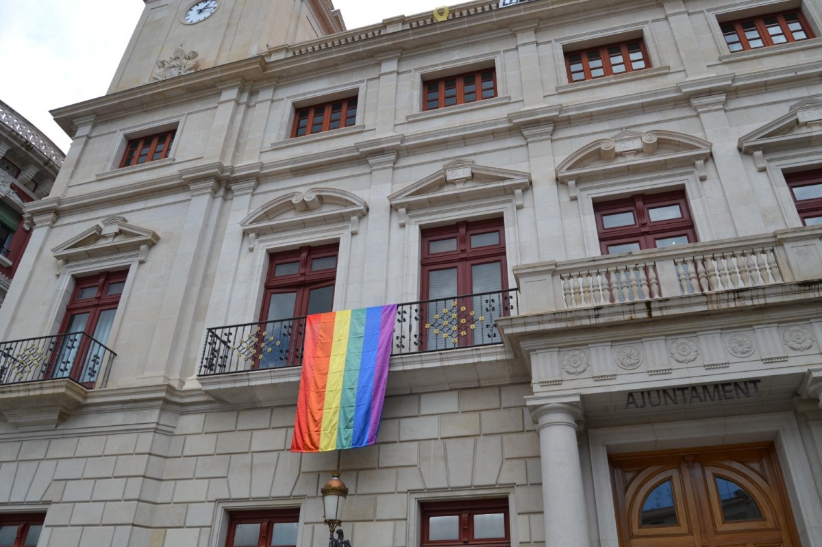 La bandera LGTB onejant a l'Ajuntament de Reus