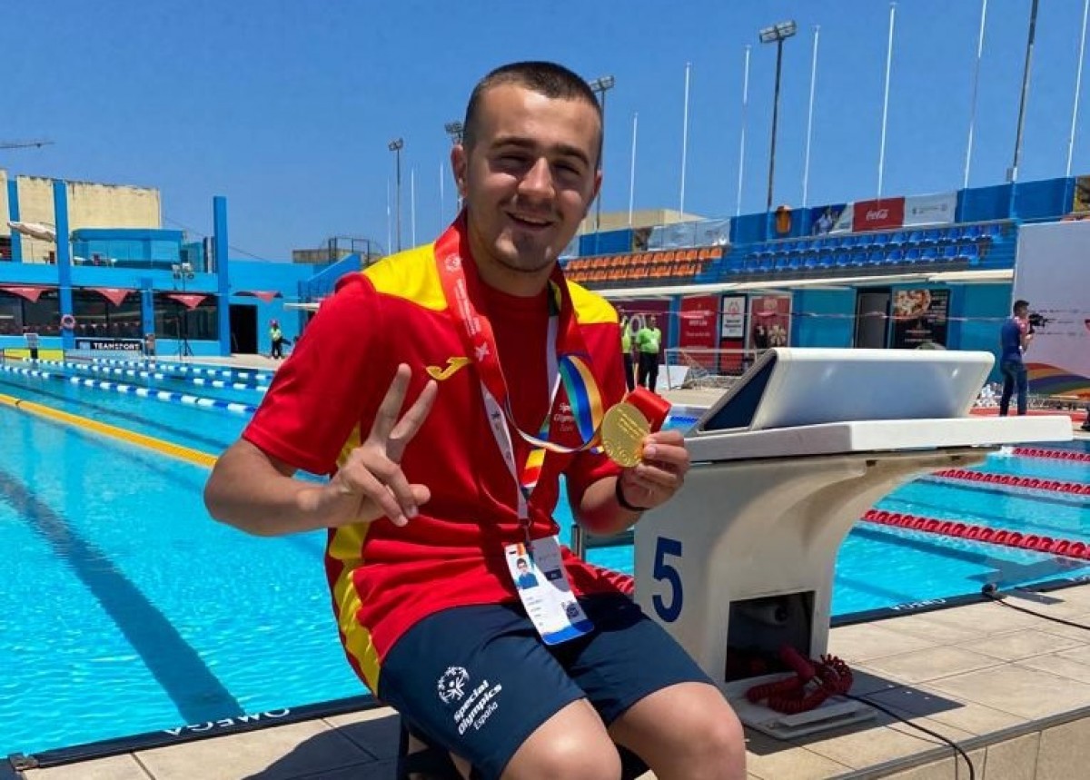 El nedador ampostí, David Picot amb les dues medalles aconseguides als Special Olympics