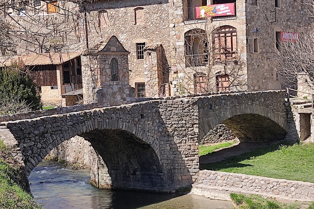 El Pont de la Vila de Bagà és un element arquitectònic icònic i d'època medieval