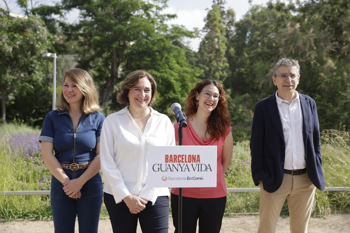 L'alcaldessa Ada Colau, amb els tinents d'alcaldia Janet Sanz, Laura Pérez i Jordi Martí, en roda de premsa