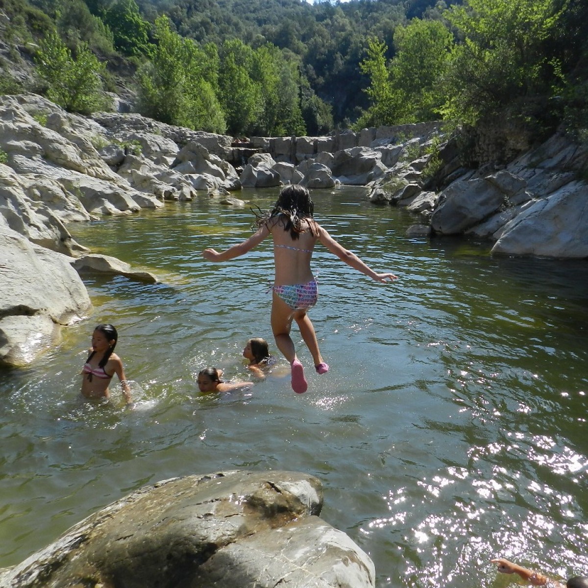 L'estiu riu i s'activa arreu de la Garrotxa per a infants i joves.