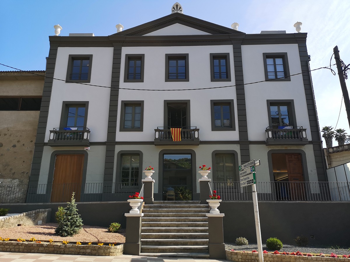 La nova llar de jubilats d'Arbúcies s'ha ubicat a l'antic Hotel d'Entitats