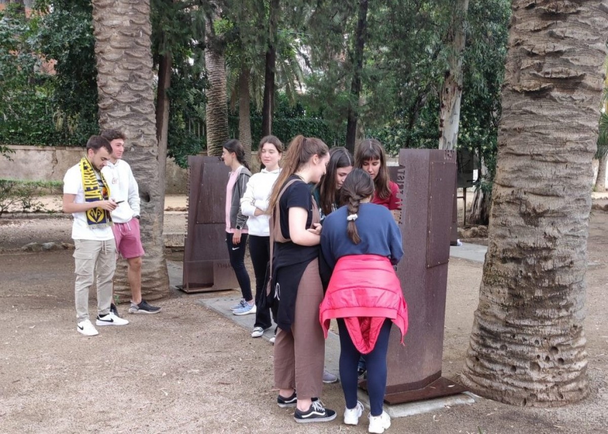 Estudiants del grau d'Infermeria durant la pràctica de georecerca celebrada a Tortosa.