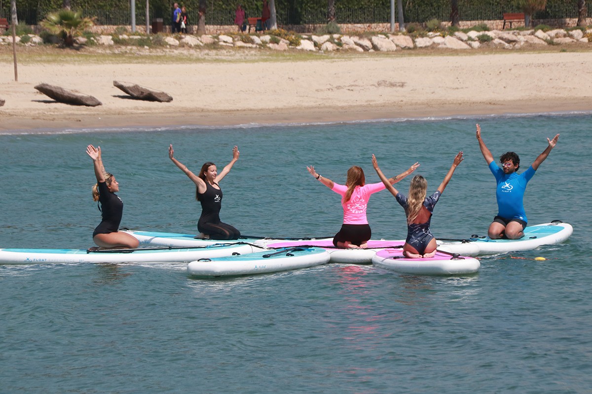 Un grup de persones practica el sub yoga, una activitat que es podrà fer aquest estiu a Cambrils.