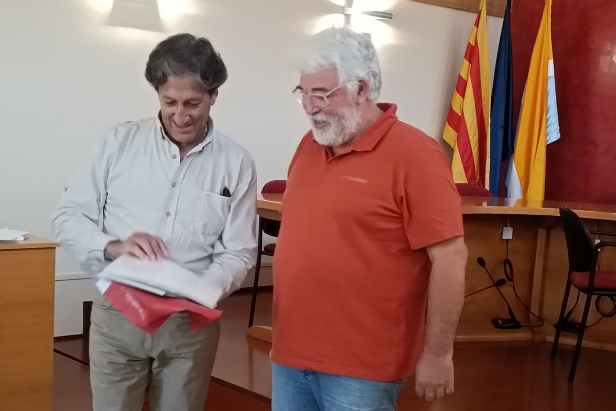 Sergio Gustavo rebent el Certificat d'Acollida de mans de l'alcalde de Llinars del Vallès, Martí Pujol