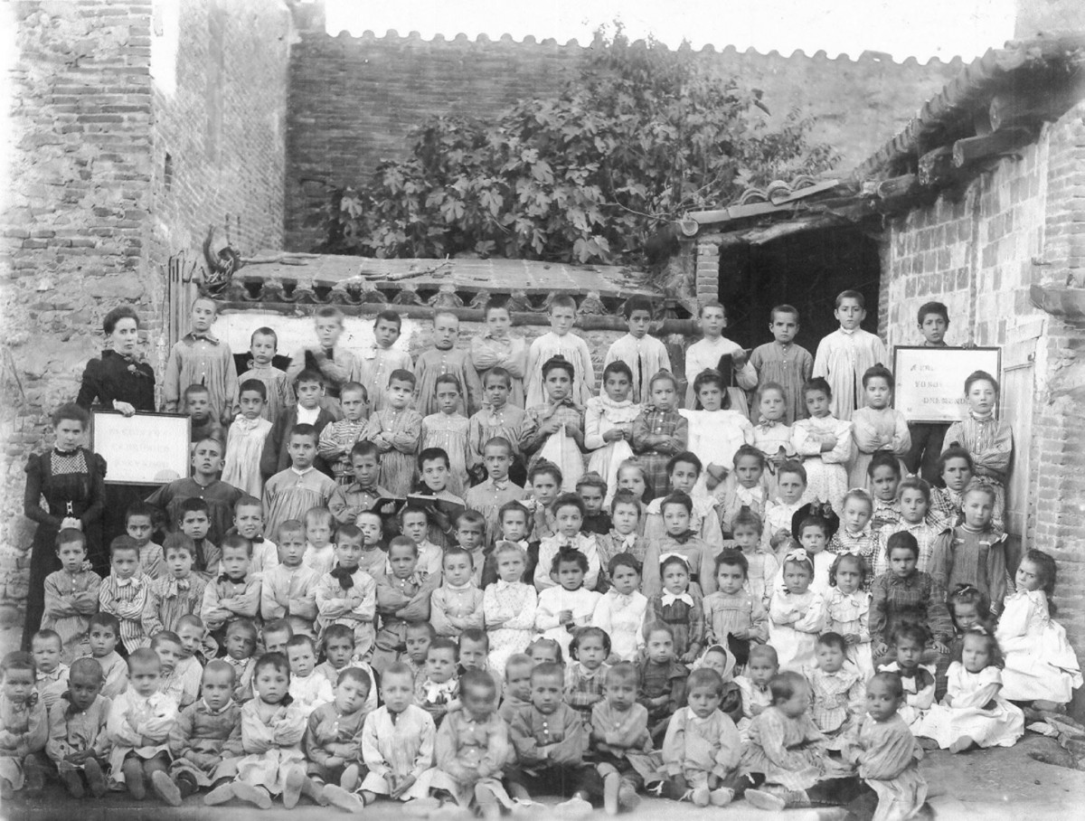 Un grup escolar de l'escola protestant de Caldes de Montbui a inicis del segle XX