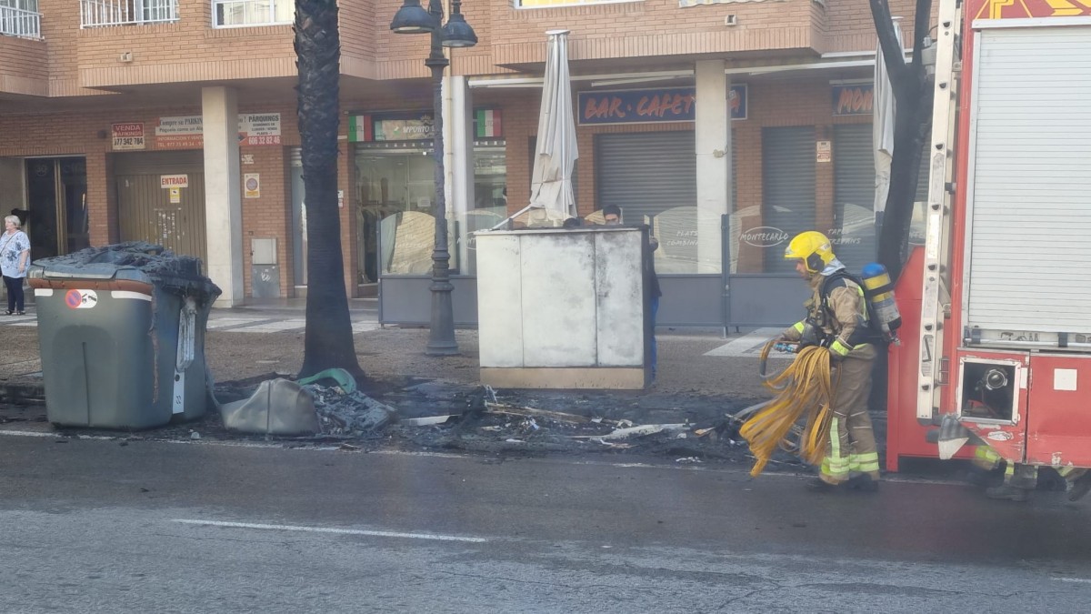 Els Bombers remullen un contenidor cremat a l'avinguda Jaume I