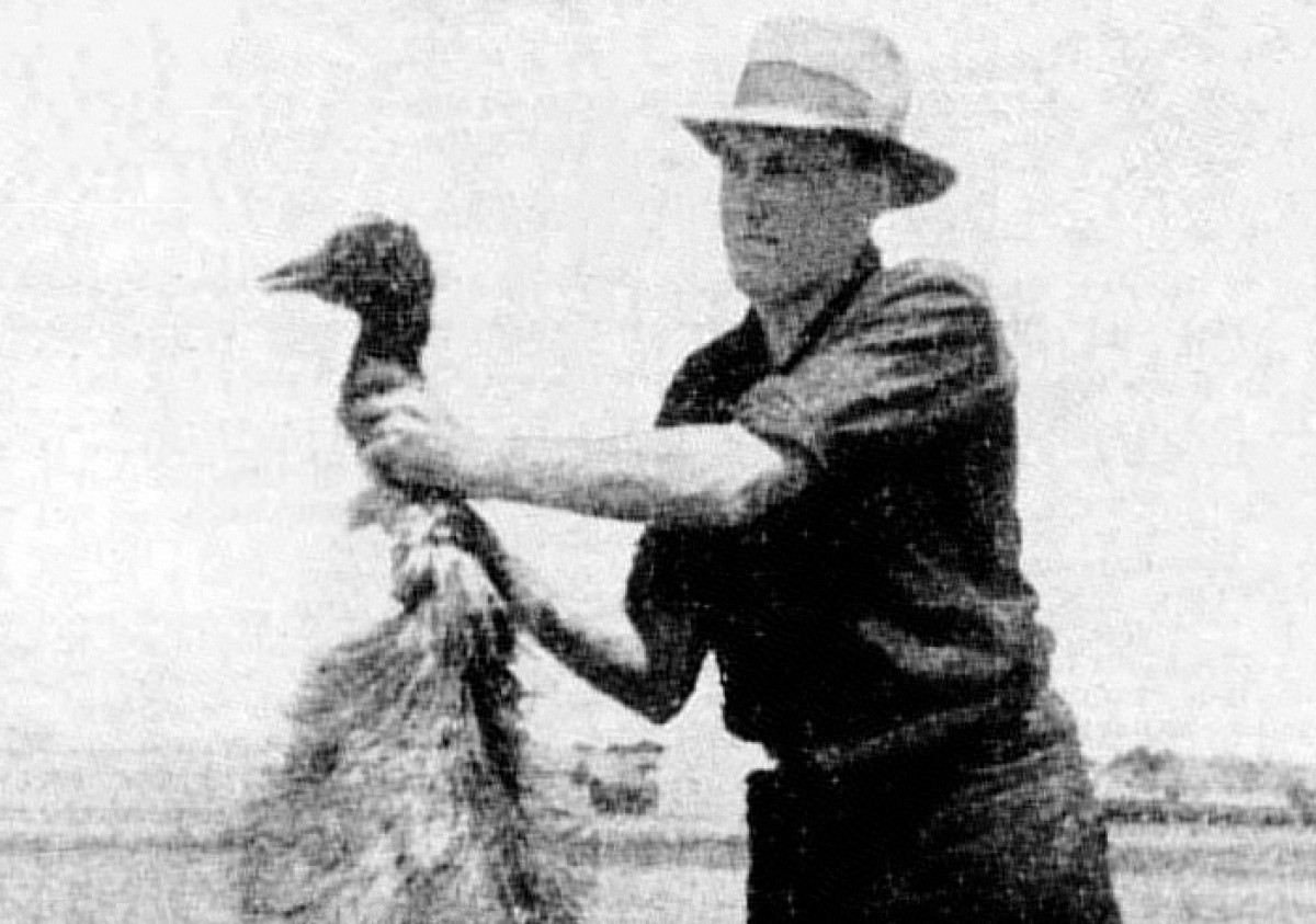 Un pagès australià amb un emú mort a les mans
