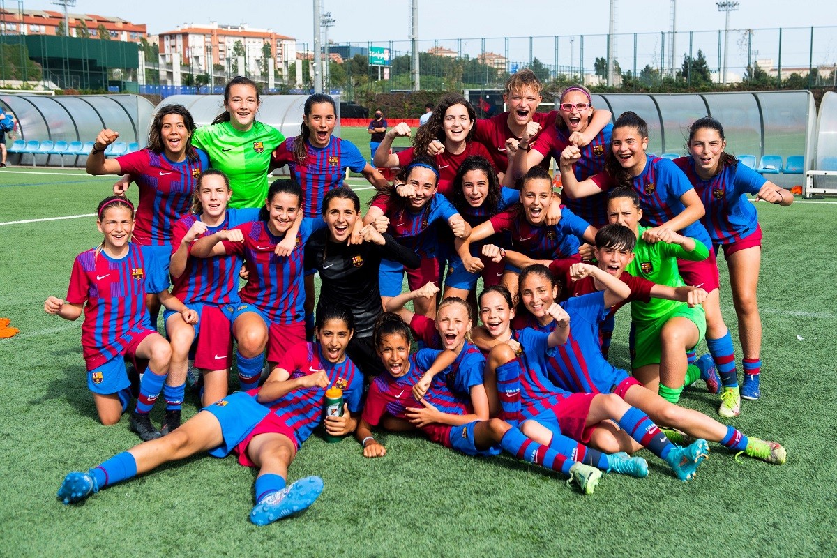 L'equip femení del Barça, celebrant el títol de la lliga masculina